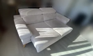 Sofá modular de diseño crema antes de la limpieza técnica en Pozuelo de Alarcón, Madrid