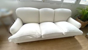Resultado impecable tras limpieza profesional de sofá de 3 plazas blanco claro en el Barrio de Salamanca, Madrid