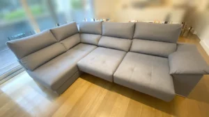 Gran sofá rinconera gris completamente renovado tras la limpieza profesional en Aravaca