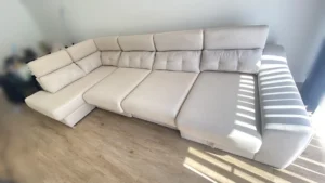 Sofá rinconera beige libre de manchas en reposacabezas tras limpieza a domicilio en Arroyomolinos