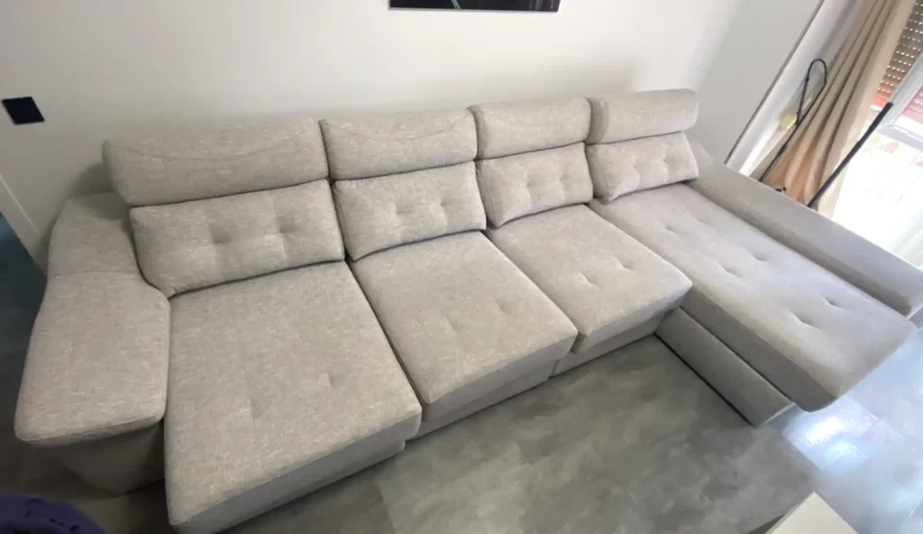 Resultado impecable tras limpieza profesional técnica en gran sofá doble chaiselongue con capitoné en Chamartín