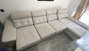 Resultado impecable tras limpieza profesional técnica en gran sofá doble chaiselongue con capitoné en Chamartín