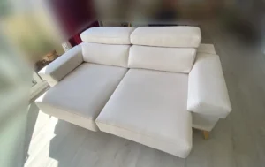 Sofá modular de diseño crema completamente renovado tras la limpieza profesional en Pozuelo de Alarcón, Madrid