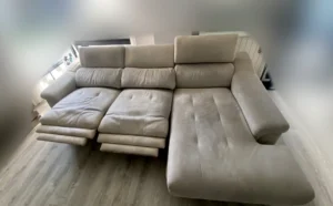 Sofá beige con asientos relax extendidos y chaiselongue mostrando suciedad antes de limpiar en Alcobendas, Madrid