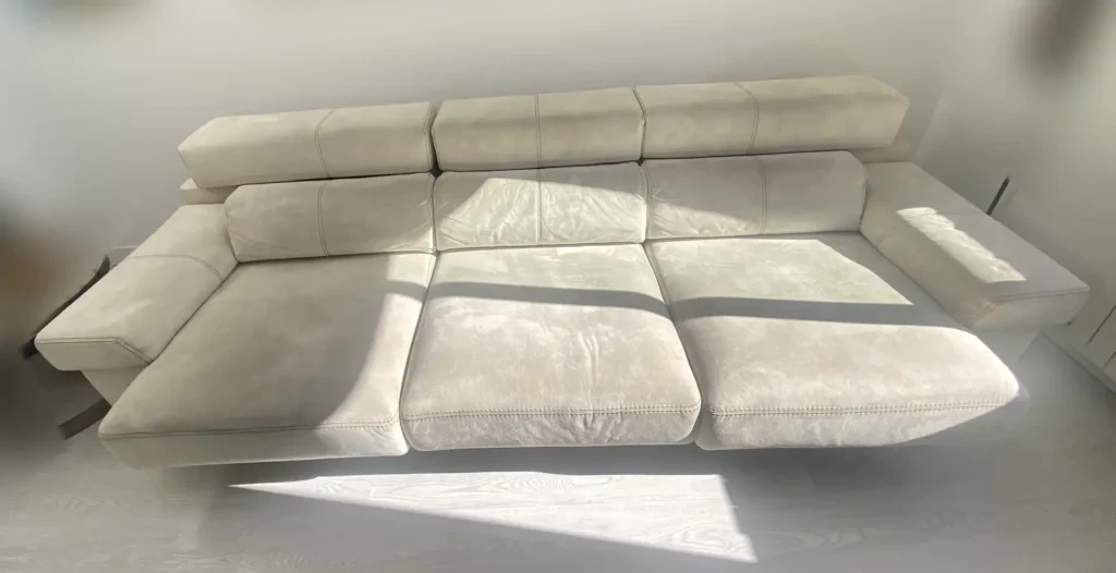 Sofá de lujo crema claro con estructura compleja en Boadilla del Monte antes de la limpieza profunda profesional