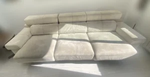 Sofá de lujo crema claro con estructura compleja en Boadilla del Monte antes de la limpieza profunda profesional