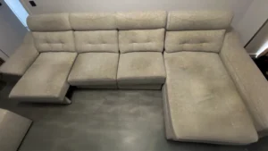 sofá modular de gran formato con doble chaiselongue y capitoné apagado por suciedad antes de limpieza técnica en Chamartín