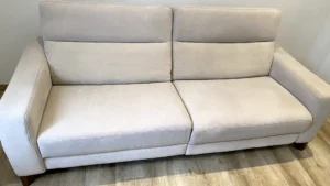 Sofá beige totalmente renovado y libre de manchas tras limpieza a domicilio en Deusto