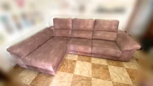 Sofá chaiselongue de microfibra con color uniforme y textura recuperada tras limpieza en Puerta del Ángel
