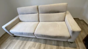 Sofá beige con cercos oscuros en reposacabezas antes de la limpieza profesional en Deusto