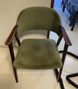 Silla individual tapizada en verde con manchas y suciedad acumulada antes de su limpieza en Madrid