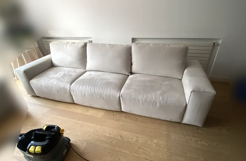 sofa de pana sucio