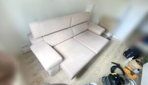 Sofá beige con asientos extraíbles totalmente limpio y luminoso tras servicio a domicilio en Pueblo Nuevo