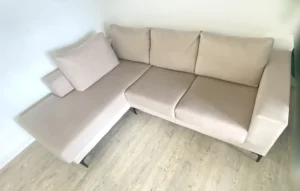 Sofá beige claro impecable y protegido con impermeabilizador tras limpieza a domicilio en Retiro