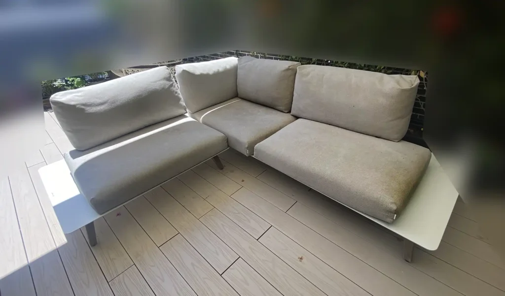 Sofá modular de terraza con suciedad ambiental y oscurecimiento en Méndez Álvaro