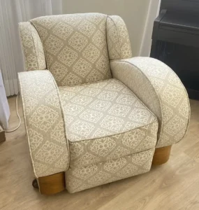 Sillón estampado totalmente limpio y sin manchas en los reposabrazos tras el lavado a domicilio