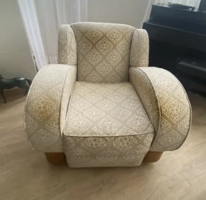Sillón individual estampado con manchas de grasa oscuras en el reposabrazos en Alcobendas Norte