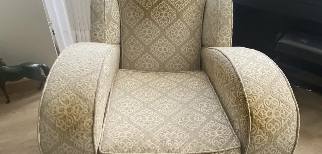 Sillón individual estampado con manchas de grasa oscuras en el reposabrazos en Alcobendas Norte