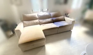Sofá extensible beige muy sucio y con manchas oscuras en los asientos antes del lavado en Moncloa