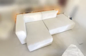 Sofá de diseño blanco de alta gama completamente impecable y sin manchas tras el servicio de limpieza a domicilio