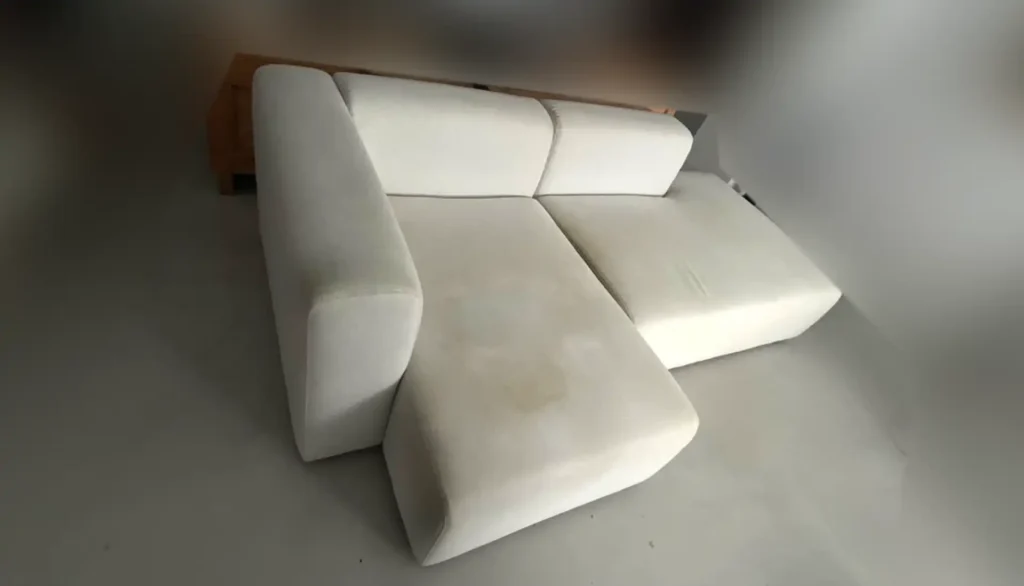 Sofá de diseño blanco de alta gama con manchas y cercos oscuros en los asientos antes del lavado