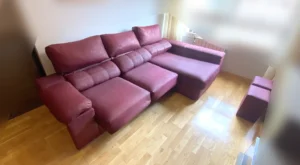 Sofá chaiselongue de microfibra roja totalmente limpio, vibrante y peinado tras servicio a domicilio en Carabanchel