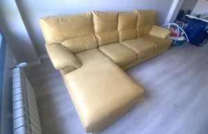 Sofá amarillo chaiselongue completamente limpio, luminoso y sin cercos tras el lavado profesional a domicilio