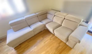 Sofá esquinero beige totalmente limpio y luminoso tras su lavado a domicilio