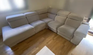 Gran sofá rinconera mecanizado en color beige claro antes de su limpieza profunda