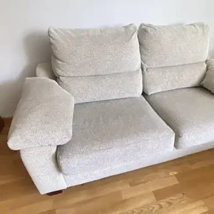 Sofá de tela clara en Las Tablas