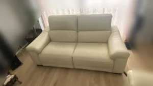 Sofa de piel color claro completamente renovado