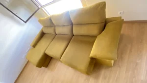 Sofá amarillo chaiselongue totalmente limpio, sin manchas y con el color revitalizado tras lavado a domicilio en Getafe