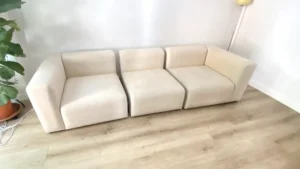 Tras la intervención de Sofaclín: el sofá recupera su tono original, uniforme y libre de manchas, con la fibra del lino completamente revitalizada y desinfectada