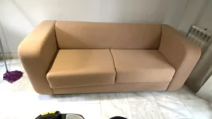 Resultado final tras la intervención de Sofaclín: eliminación completa de manchas, recuperación del tono beige original y textura suave para el apartamento turístico en Quintana