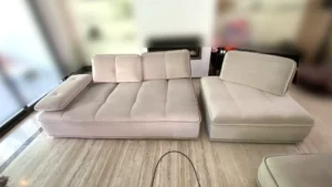 Resultado tras nuestro servicio: las zonas oscurecidas por el roce han desaparecido por completo, devolviendo a la pana su color beige homogéneo, su relieve tridimensional y su elegancia natural.