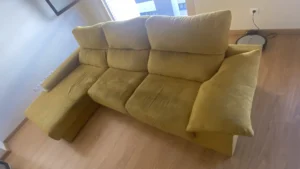 Sofá amarillo mostaza de tejido Aquaclean lleno de manchas oscuras en los asientos antes de su limpieza en Getafe