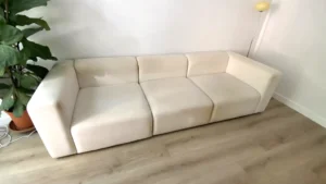 Estado inicial del sofá en Embajadores: se aprecian claramente las zonas oscurecidas por el roce diario y la acumulación de sebo en los cojines de asiento