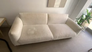 Estado inicial del sofá con textura tipo piel de oveja antes de la intervención profesional de Sofaclín