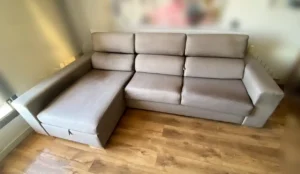 Estado del sofá cama antes de la limpieza: suciedad acumulada, manchas y zonas de uso visibles en un piso turístico de San Blas-Canillejas.