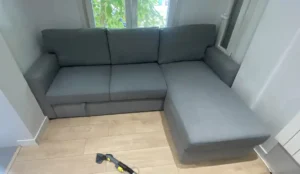 Resultado después de la limpieza: manchas eliminadas, suciedad extraída y microfibra con un aspecto más limpio y color renovado.