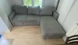 Estado del sofá cama de microfibra antes de la limpieza profesional realizada por Sofaclín en Puente de Vallecas.