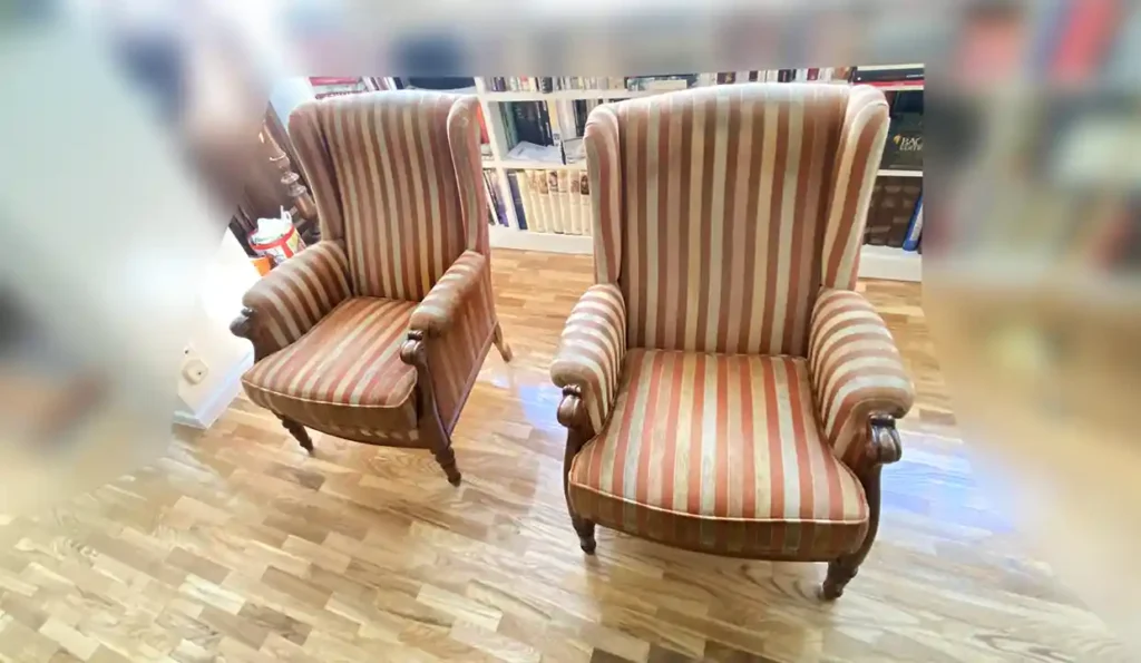 Dos sillones clásicos tapizados a rayas: este tipo de mueble requiere controlar especialmente la humedad y proteger la madera expuesta.
