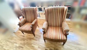 Dos sillones clásicos tapizados a rayas: este tipo de mueble requiere controlar especialmente la humedad y proteger la madera expuesta.