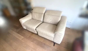 Resultado del sofá después de la limpieza profesional realizada por Sofaclín.